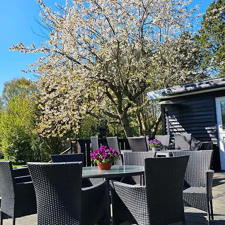 Cozy Only 500 M From The Sea Semesterbostad