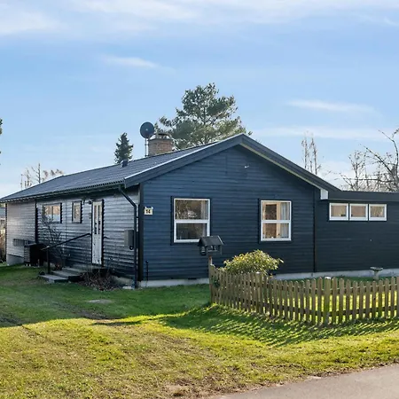 Cozy Only 500 M From The Sea Semesterbostad