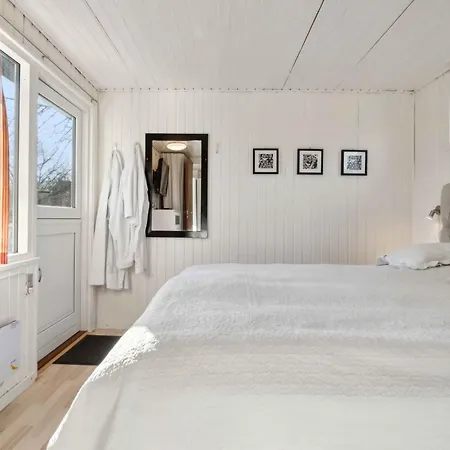Cozy Only 500 M From The Sea Semesterbostad